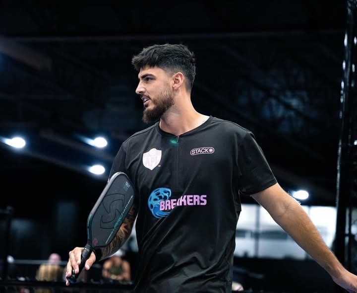 Pro player with an APL paddle